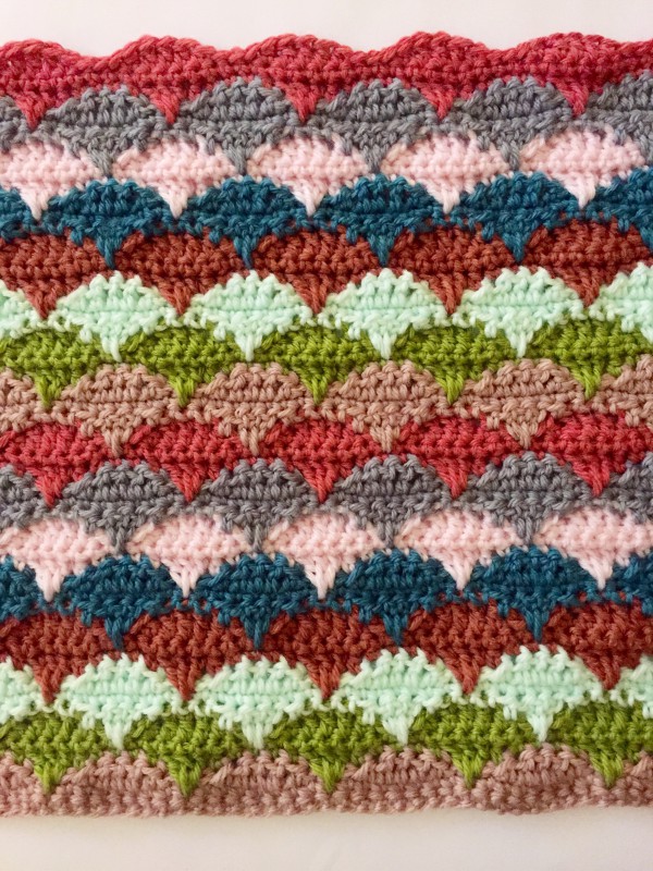 crochet clamshell blanket: 2 color reps done